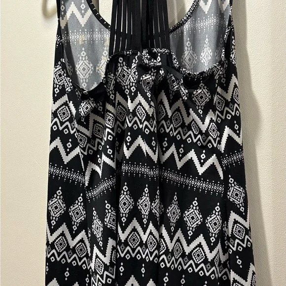 Black and White Patterned Women's Top - Picture 4 of 4